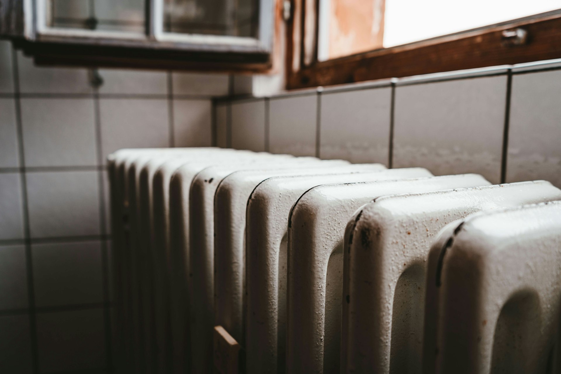 Radiateur moderne installé dans une pièce de vie