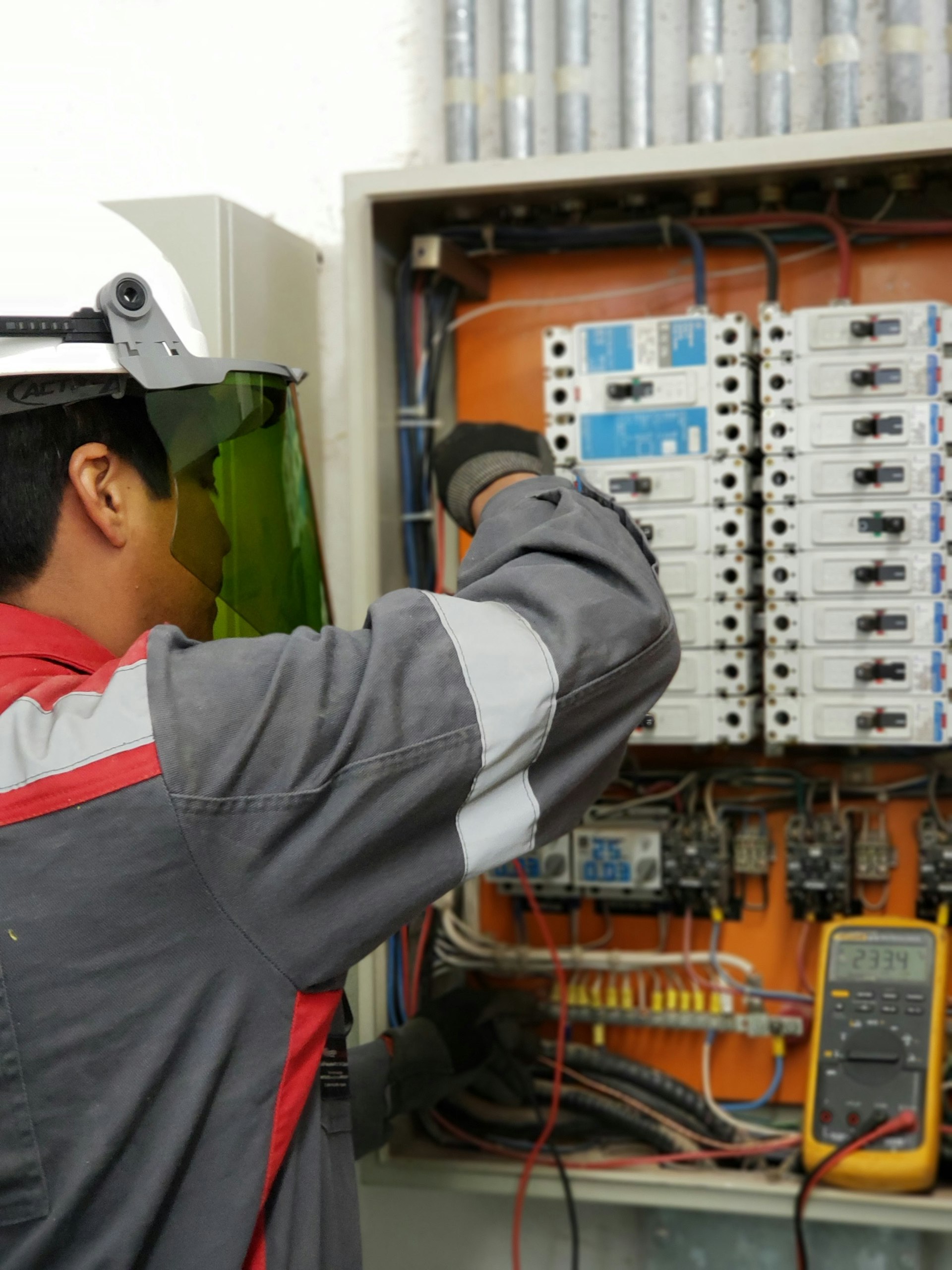 Technicien CTC en intervention pour l'installation d'un équipement de chauffage
